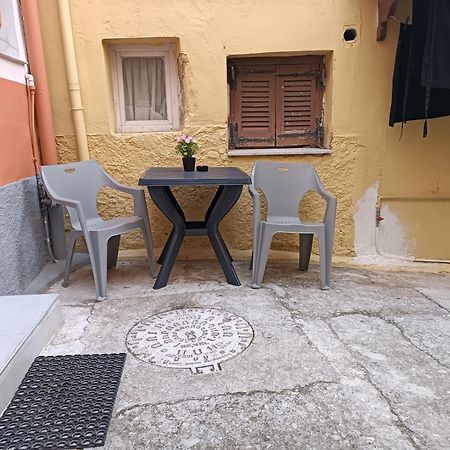 Newly Renovated Apartment Next To The Port Mantouki Exterior foto